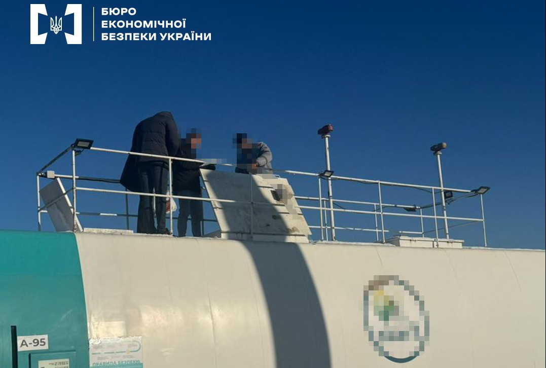 Та сама історія: на Буковині БЕБ не випускає з "тісних лещат" власника заправки, який продавав підробне пальне, куплене у підпільних виробників
