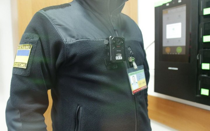-
                Відтепер митники у всіх пунктах пропуску на кордоні повинні використовувати закріплені на одязі бодікамери. Вони працюватимуть онлайн, відключати їх забороняється