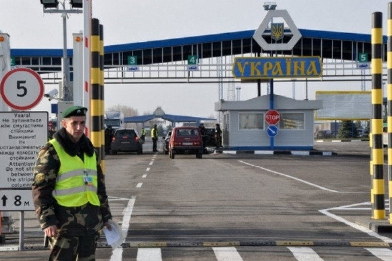 -
                Відтепер митники у всіх пунктах пропуску на кордоні повинні використовувати закріплені на одязі бодікамери. Вони працюватимуть онлайн, відключати їх забороняється