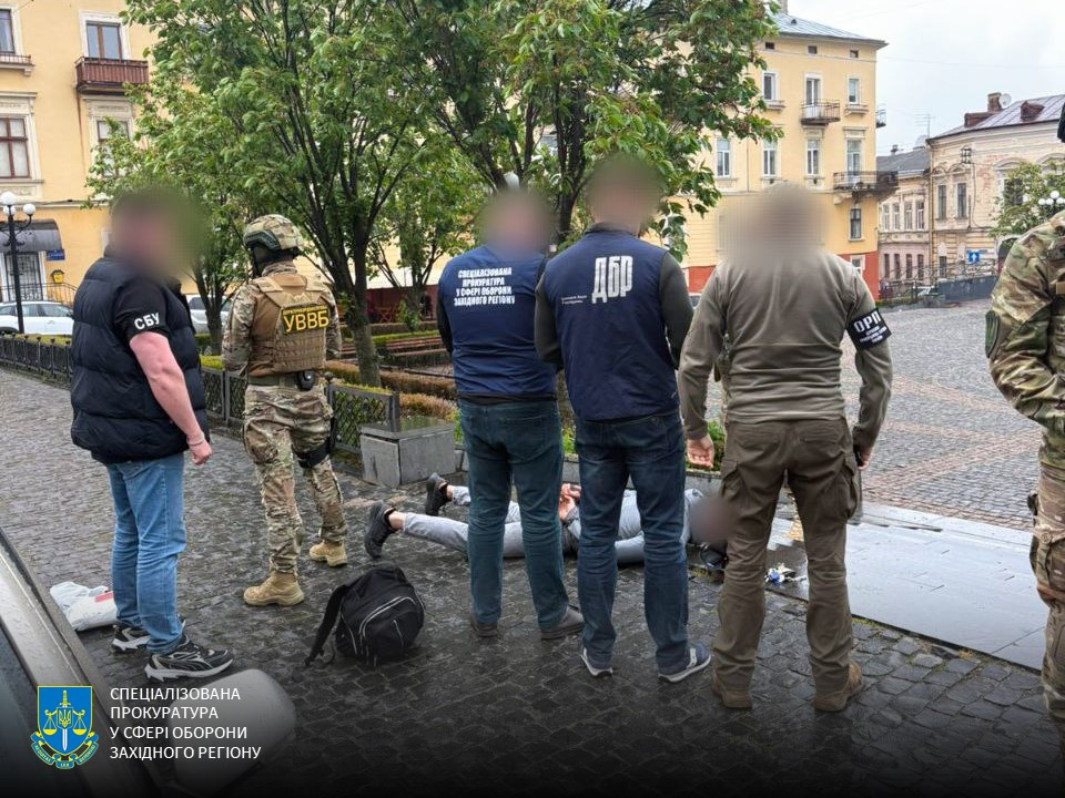 Спецоперація на площі Філармонії: буковинського правоохоронця затримали у Чернівцях за спробу переправлення чоловіків та підкупу прикордонника